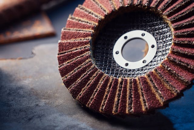 Lamelni disk z brusno volno in brusnim platnom