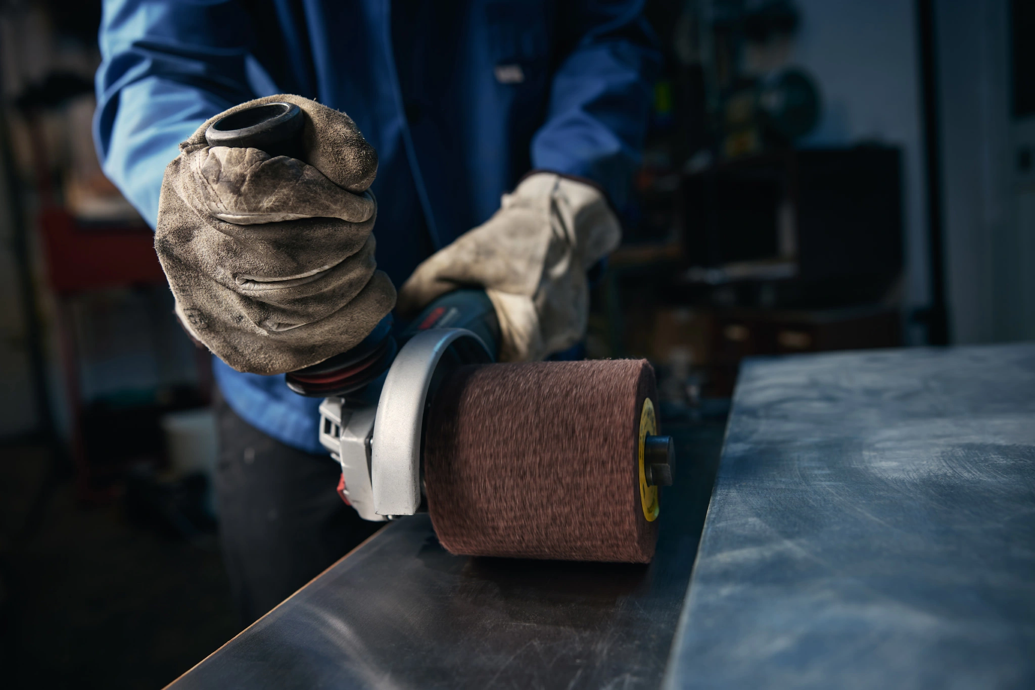 Brušenje z  satinirnim kolutom na kotni brusilki