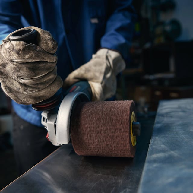 Brušenje z satinirnim kolutom na kotni brusilki