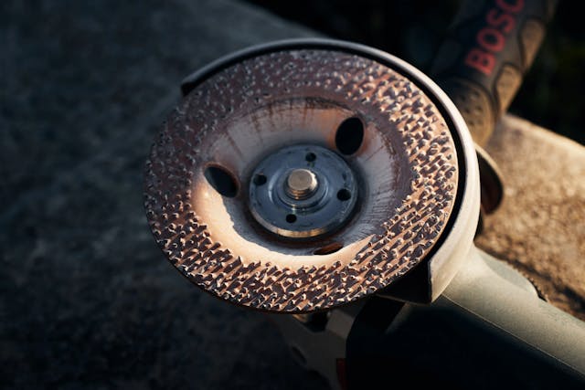 Brušenje betona z karbidnim diskom