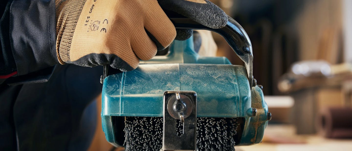 Staranje lesa z ščetko za staranje