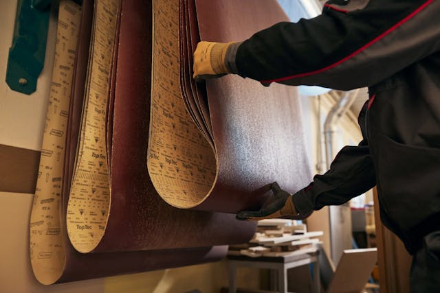 Brusni trakovi na stojalu