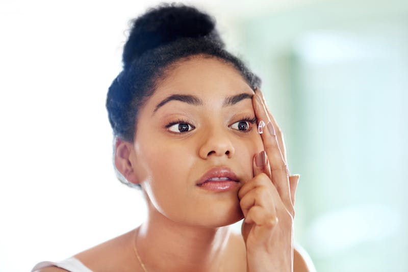 woman putting her contact lenses in