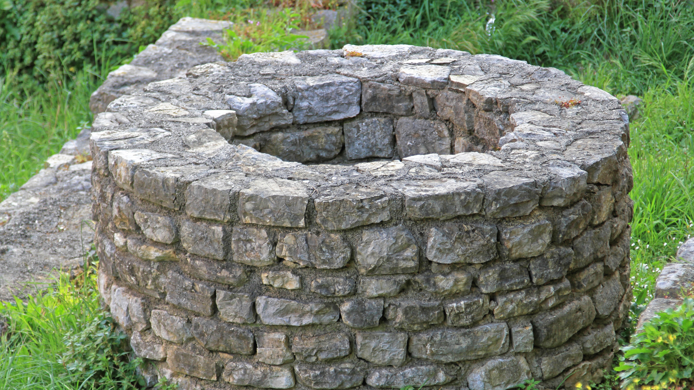 Brunnen im Garten Header