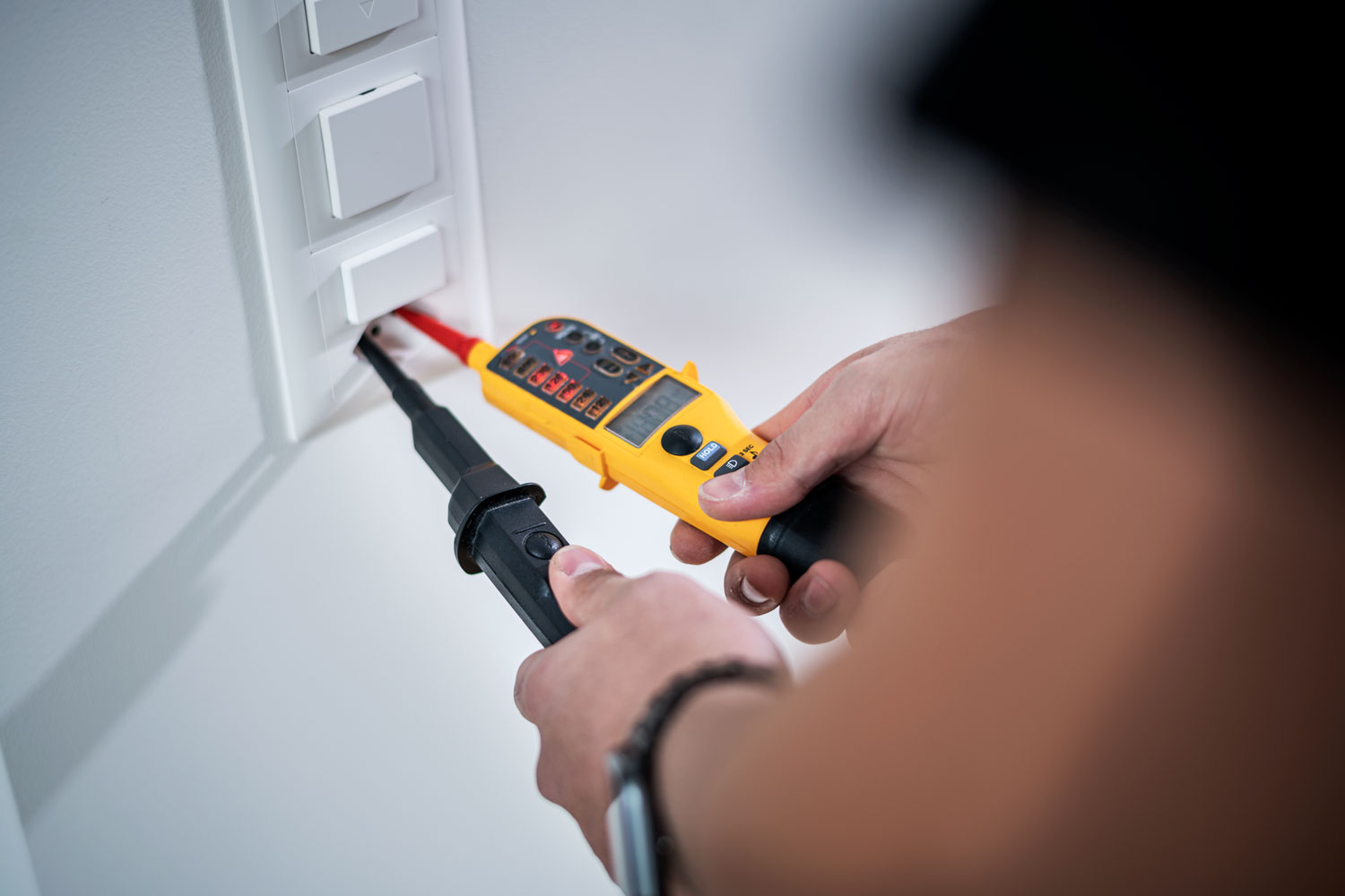 elektriker zürich, strom, installation, kabel, sicherheit, reparatur, leitung, schalter, steckdose, beleuchtung, wartung, spannung, elektro AG, geräte, service, netzwerk, planung, montage, energie, techniker, ausbildung, haus, industrie, gebäude, stromkreis, schalt, unterhalt, kompetit,