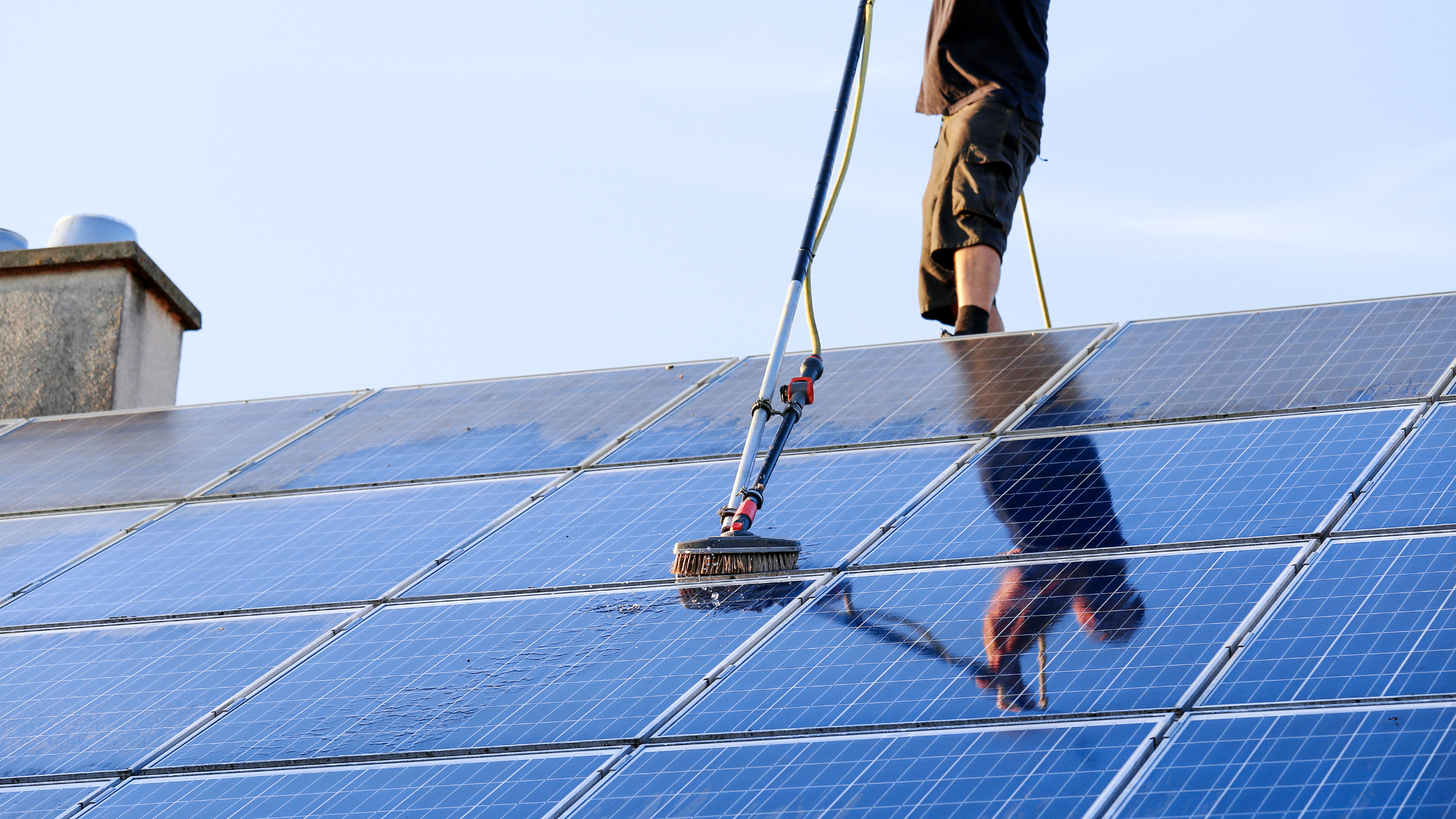 Solaranlage reinigen lassen – warum sich eine professionelle Reinigung lohnt