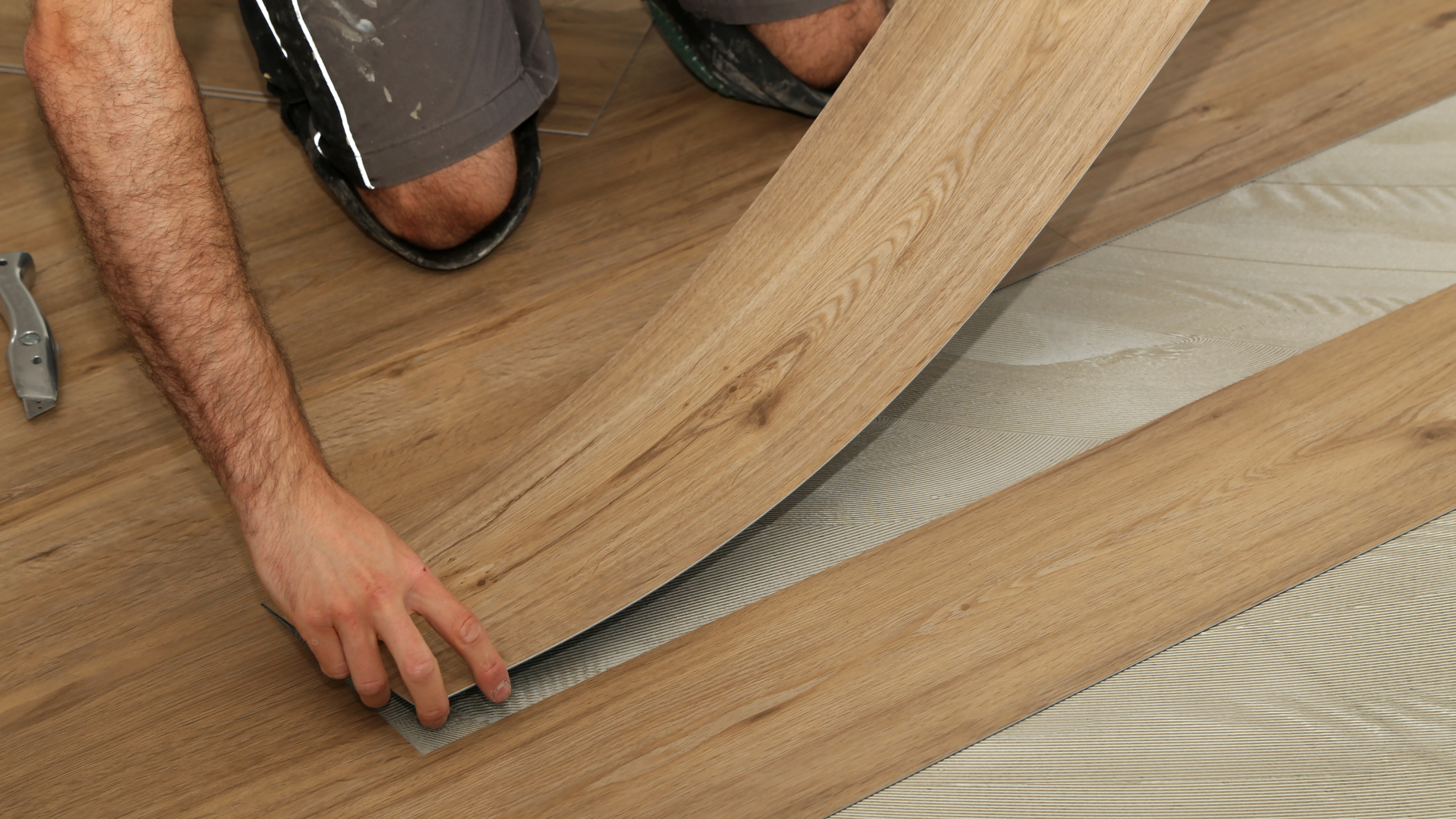 Parkettleger Biel, Holz, Boden, Verlegung, Renovierung, Pflege, Schleifen, Finish, Lack, Laminat, massiv, Handwerker, Spezialist, Beschichtung, Qualität, Installation, Design, Dekoration, Parkett, Lamellen, Eiche, geölt, Wachs, schwimmend, Nageln