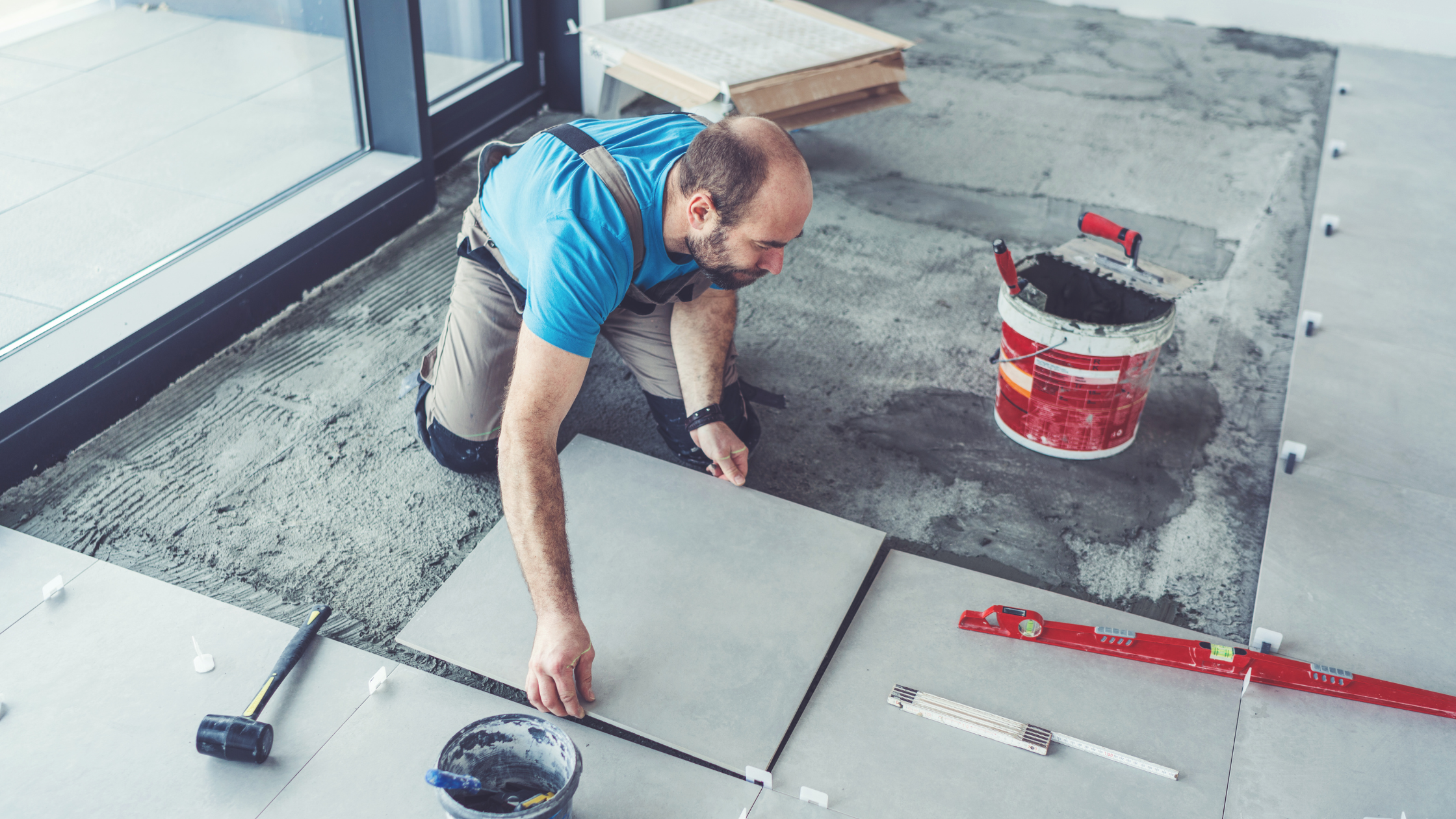Plattenlegen in der Küche Bern Präzises Verlegen von Bodenplatten für eine stilvolle und langlebige Küchenfläche. Qualität und Sorgfalt vom Fachmann.