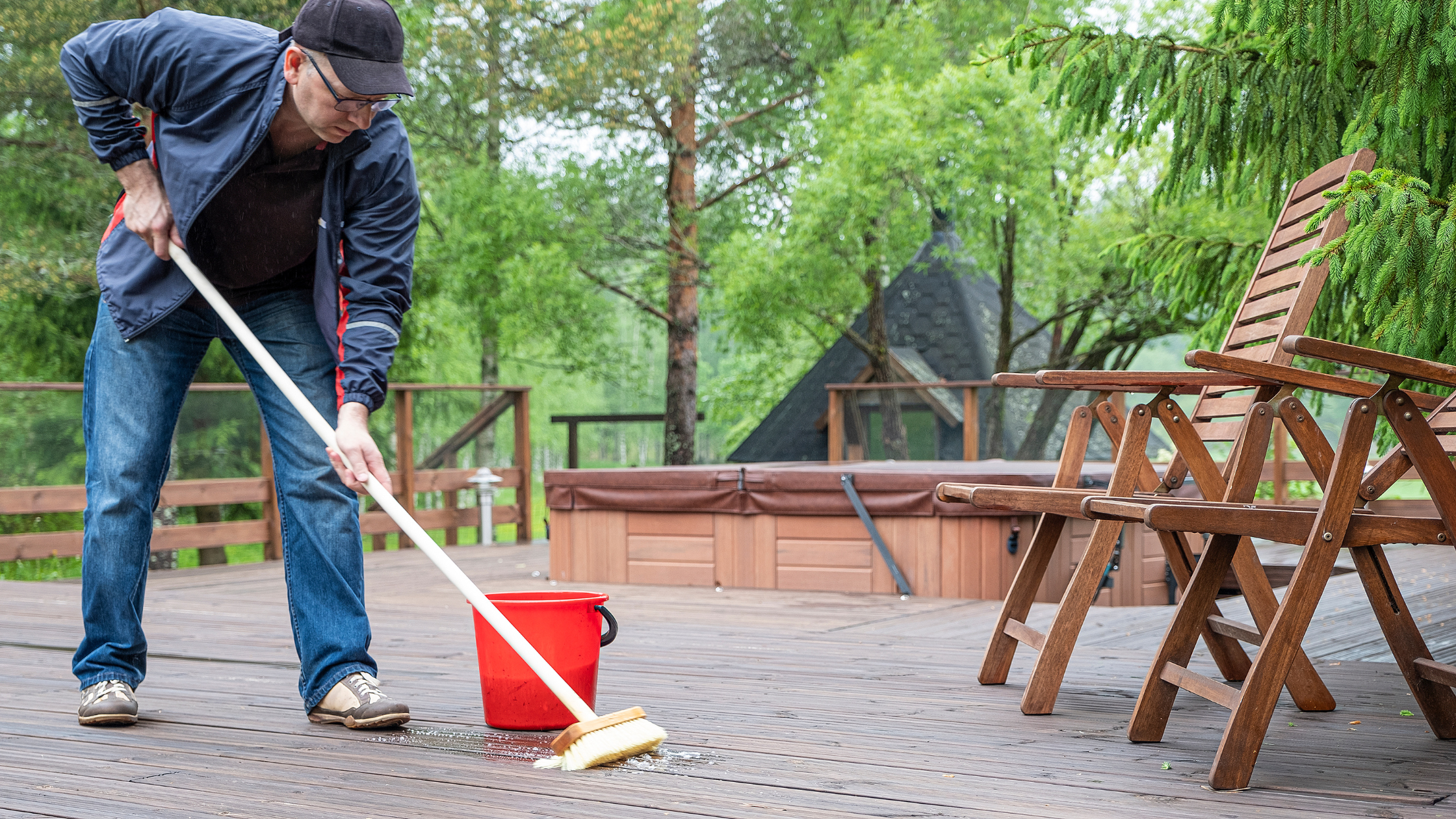 Nettoyage et entretien des terrasses en bois : pourquoi faire appel à un pro vaut vraiment le coup