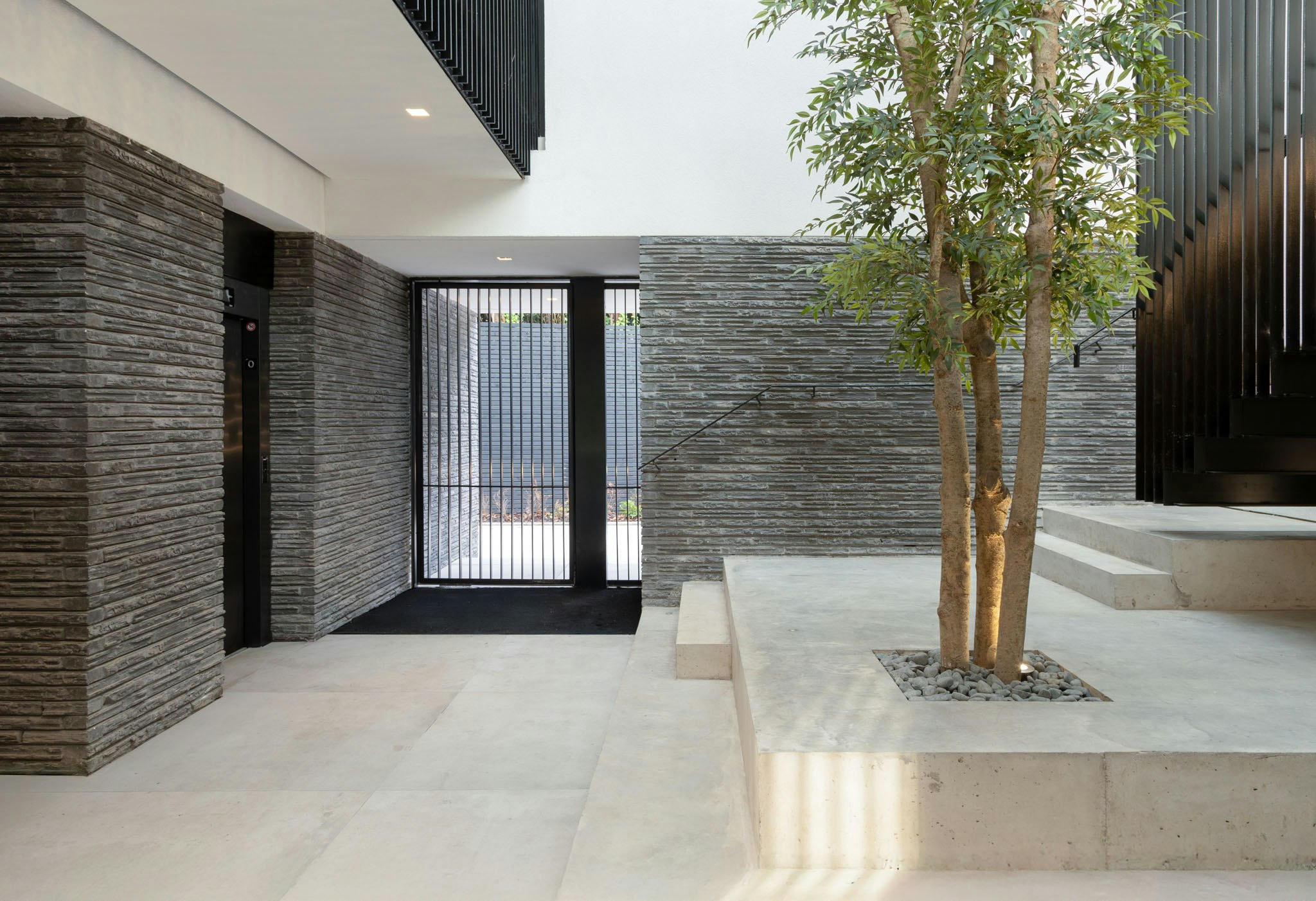 The Internal Courtyard | The Böhm Journal | Shot by Ella Wheatley | Stephenson Hamilton Risley Studio Architects
