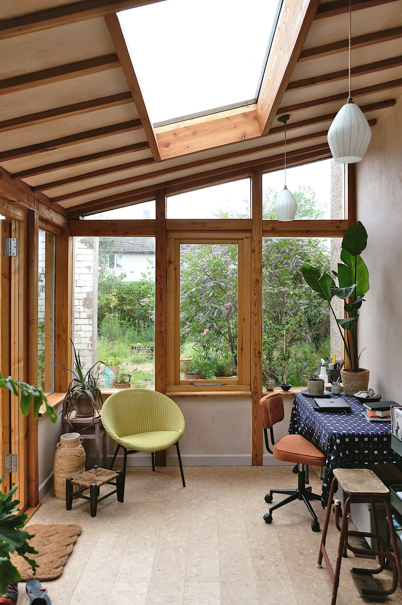 "House for a Ceramicist": A simple palette of exposed natural materials (timber, cork and plaster). Photography: Editional Studios