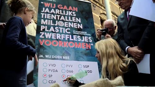 Parlementariërs tekenen petitie met Plastic Soup Surfer motie