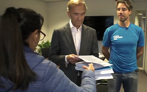 Deurwaarder overhandigt desbewustheidsexploot aan de directeur van Pervasco