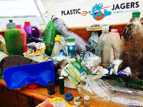 Plastic afval uit de zee voor de kust van Zweden