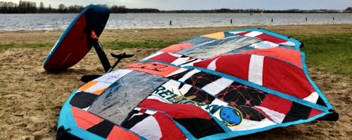 Wing van hergebruikte stukken kiteboardscherm