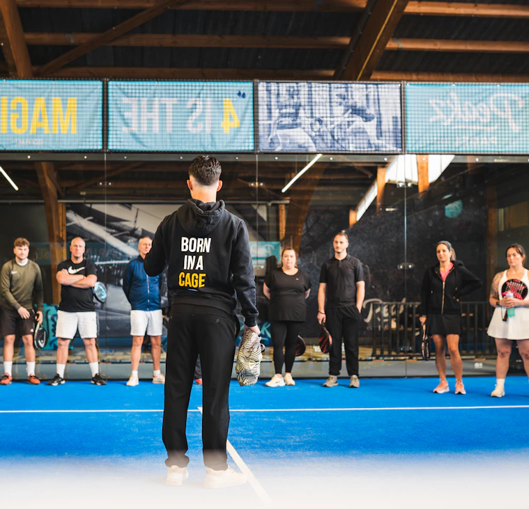 Een event host legt de regels uit van padel Een event host legt de regels uit van padel