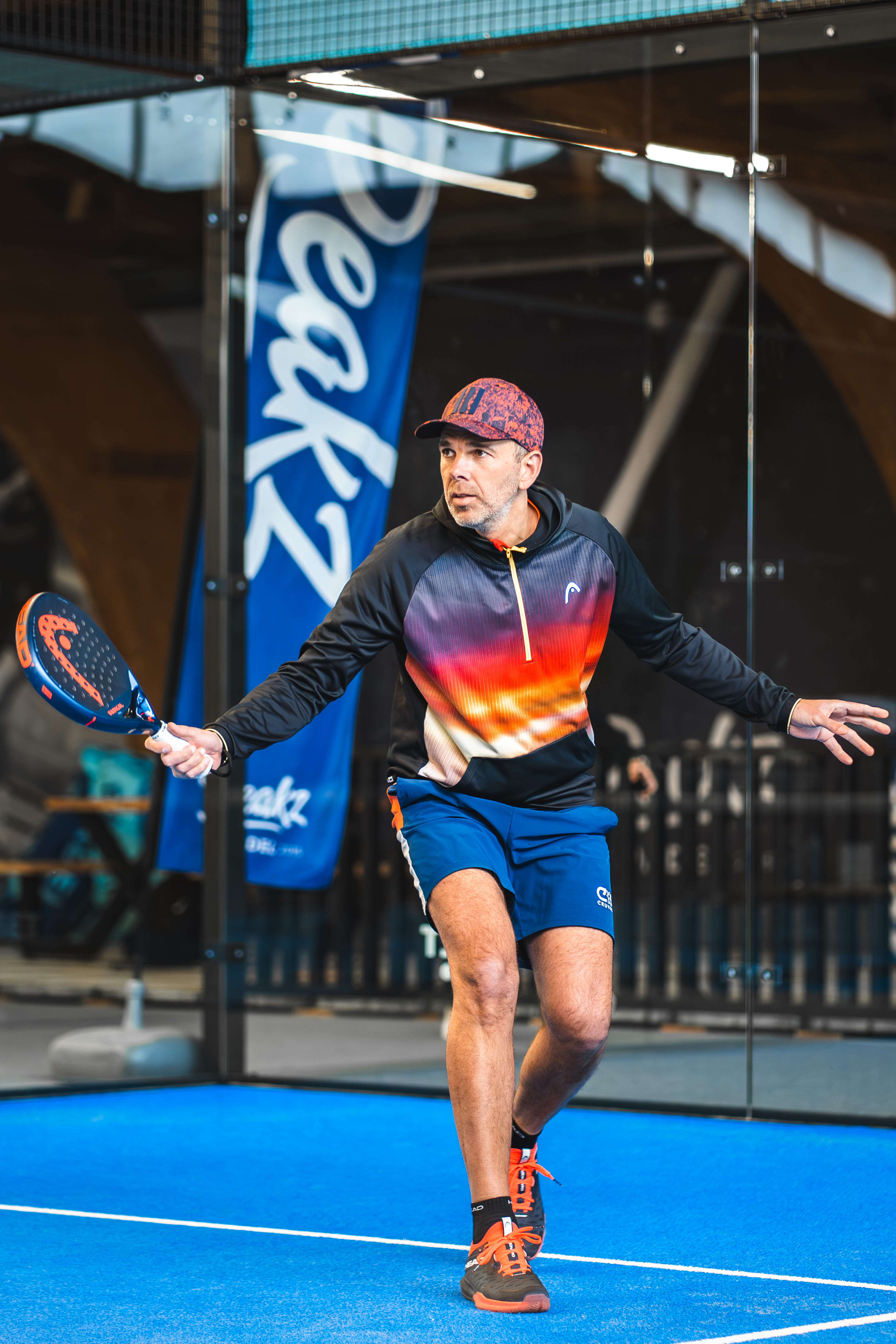 Ook 1 tegen 1 kun je padel spelen bij Peakz