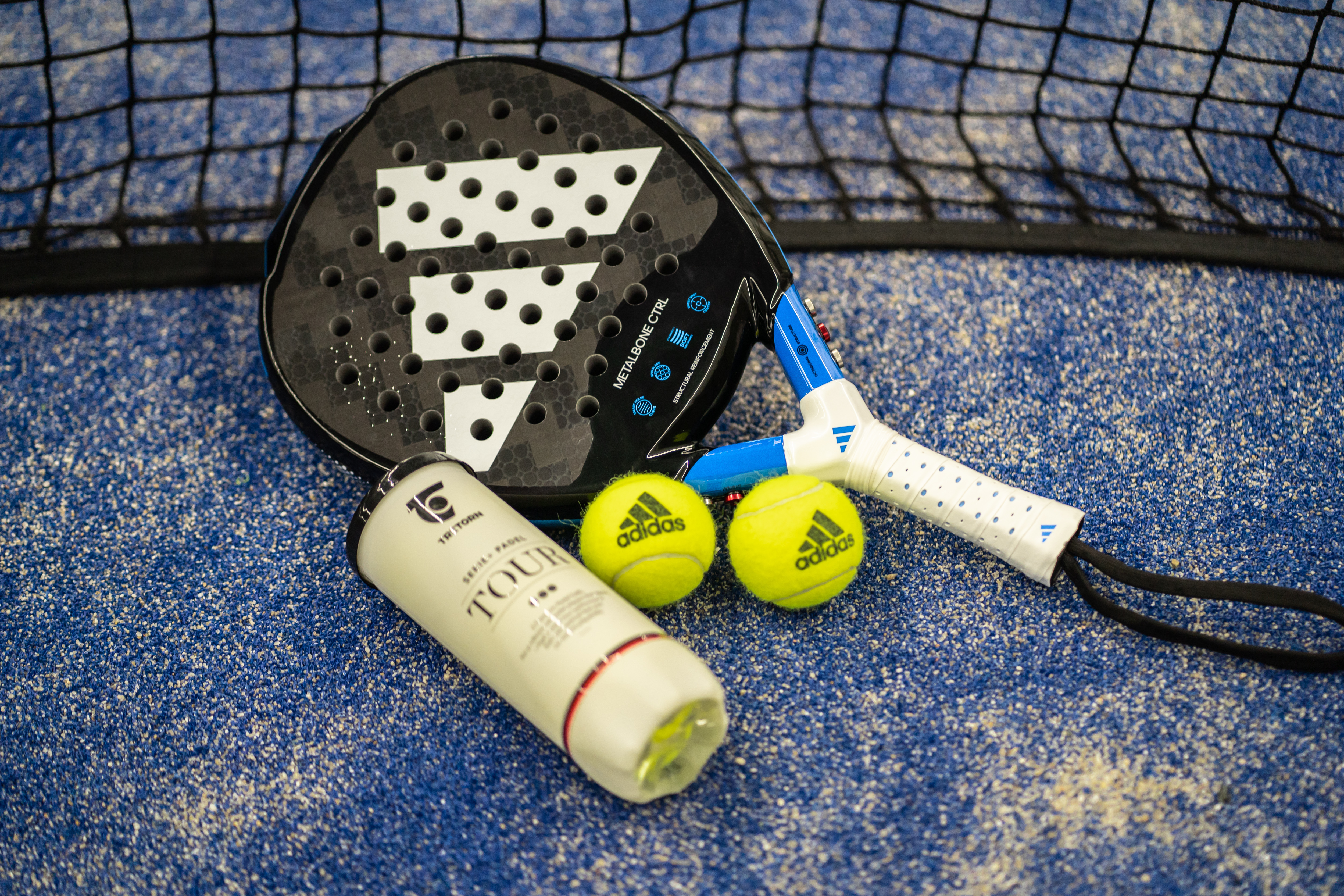 Adidas padelracket met tretorn padelballen op de banen van Peakz Padel