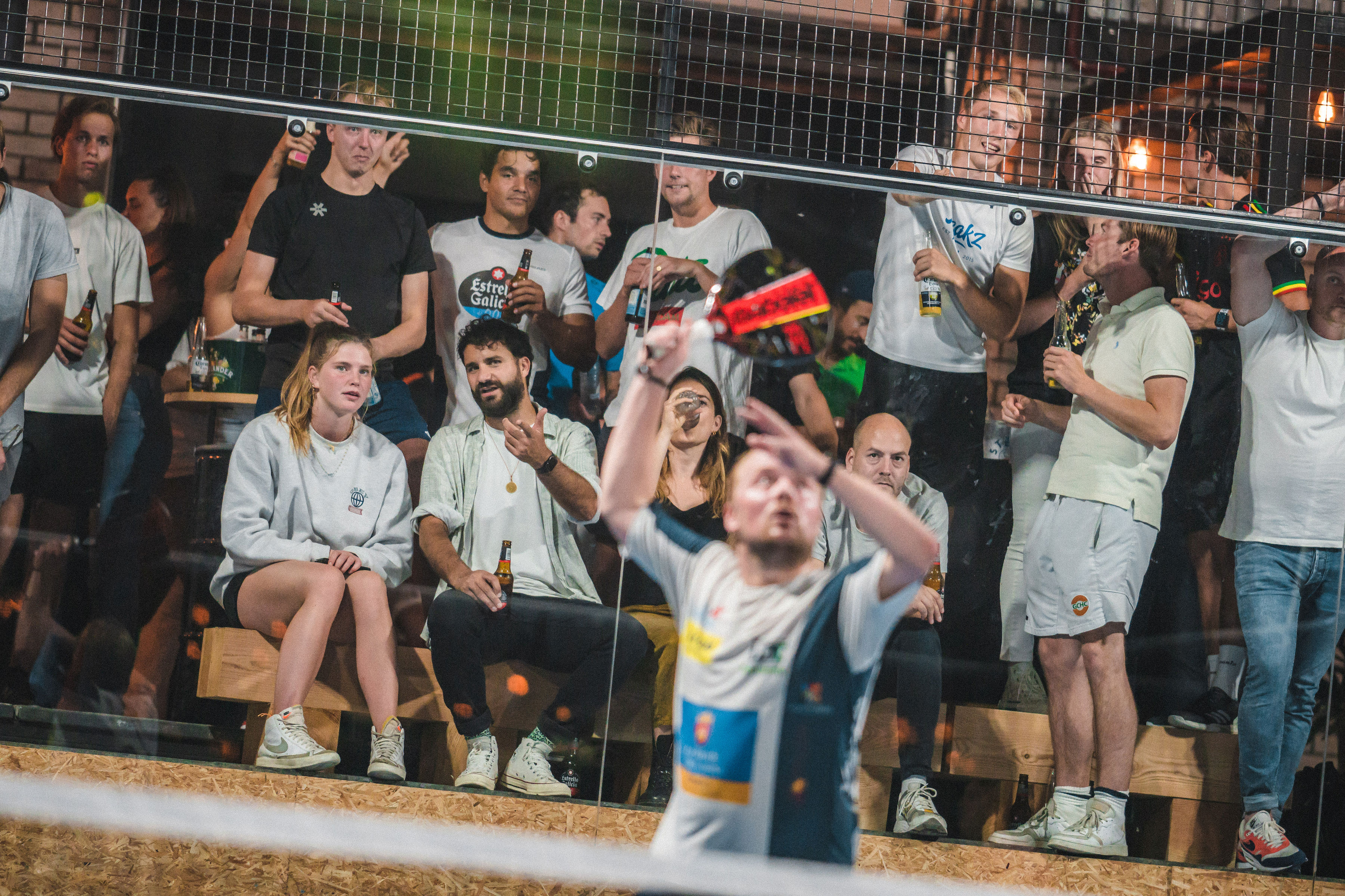 Speler wordt aangemoedigd bij Peakz padel