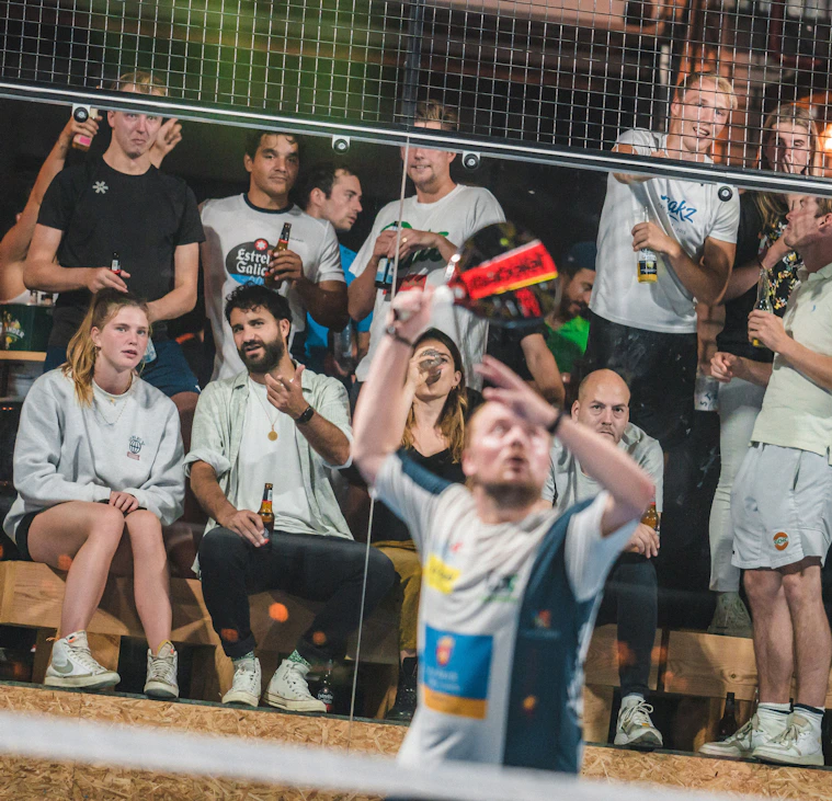 Speler wordt aangemoedigd bij Peakz padel Speler wordt aangemoedigd bij Peakz padel