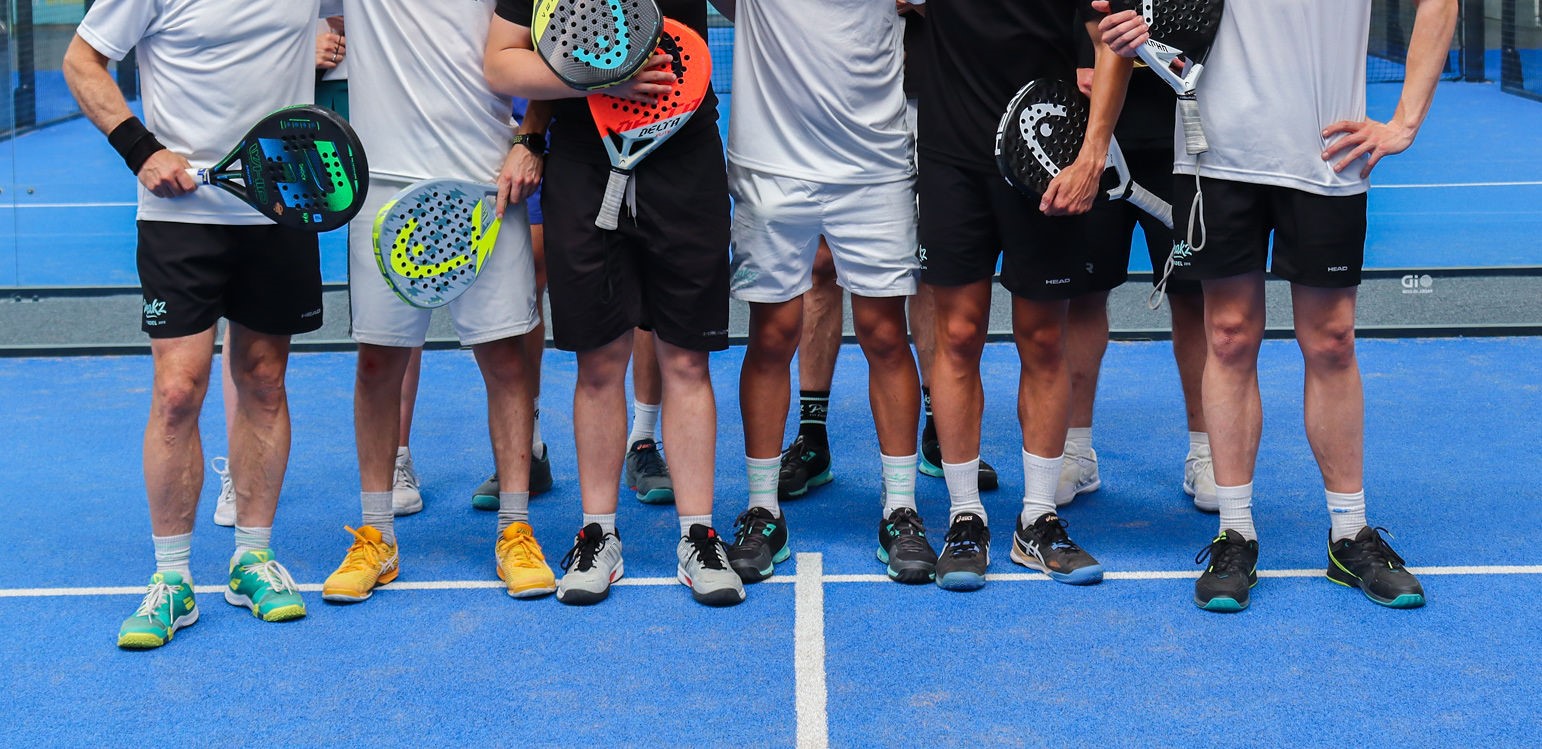 Padelschoenen geven je meer grip en maken je wendbaarder op de baan.