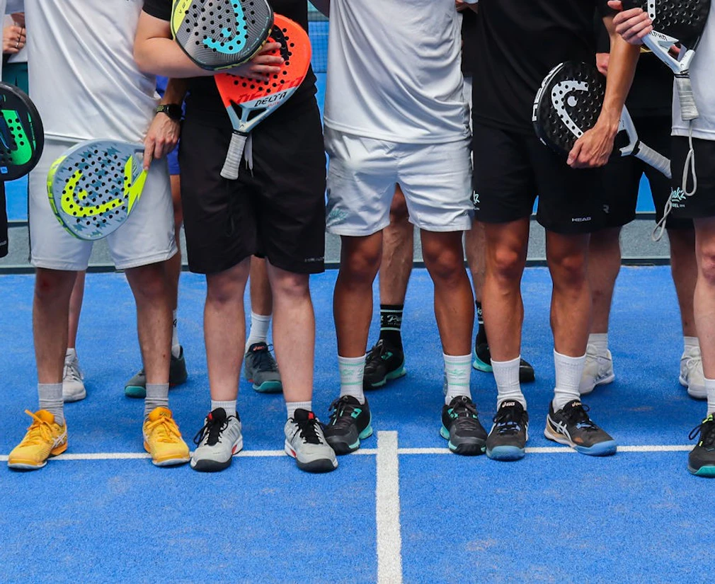 Padelschoenen geven je meer grip en maken je wendbaarder op de baan. Padelschoenen geven je meer grip en maken je wendbaarder op de baan.