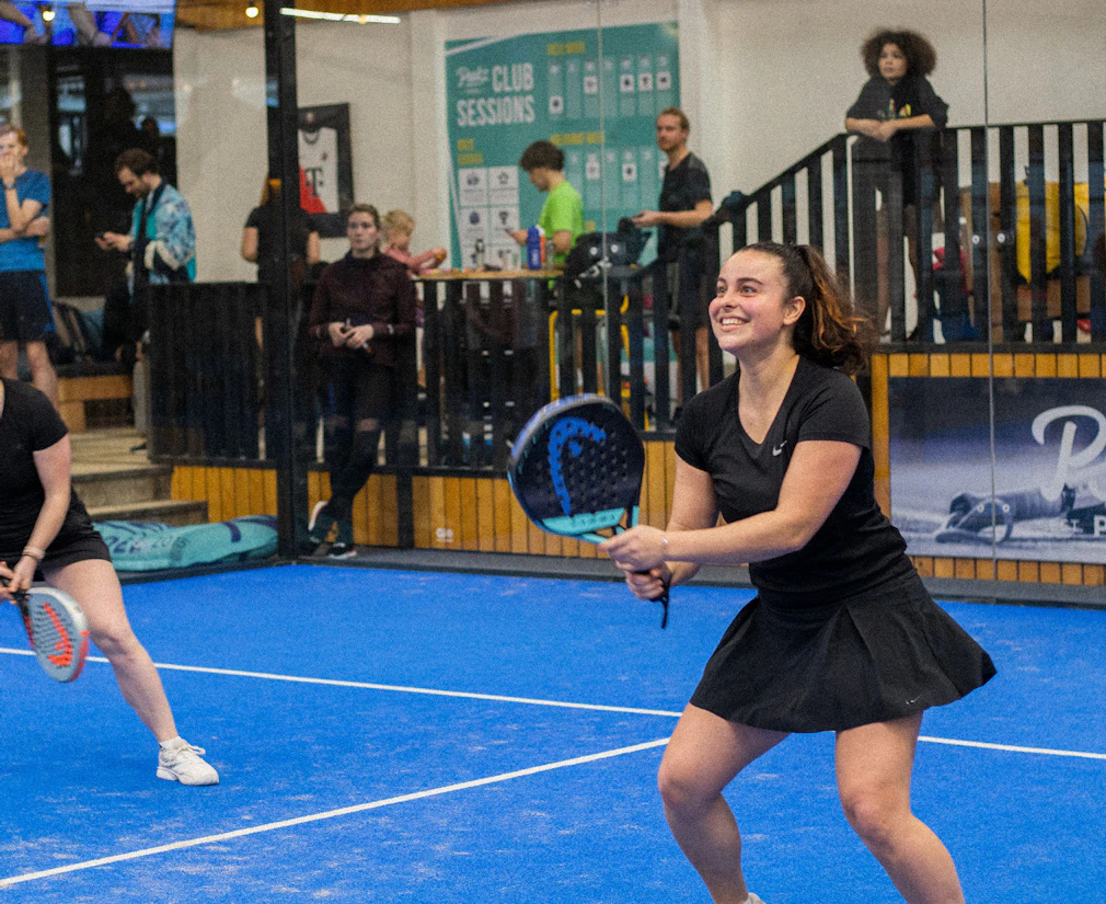 Studenten doen mee aan padeltoernooi bij Peakz Padel Studenten doen mee aan padeltoernooi bij Peakz Padel