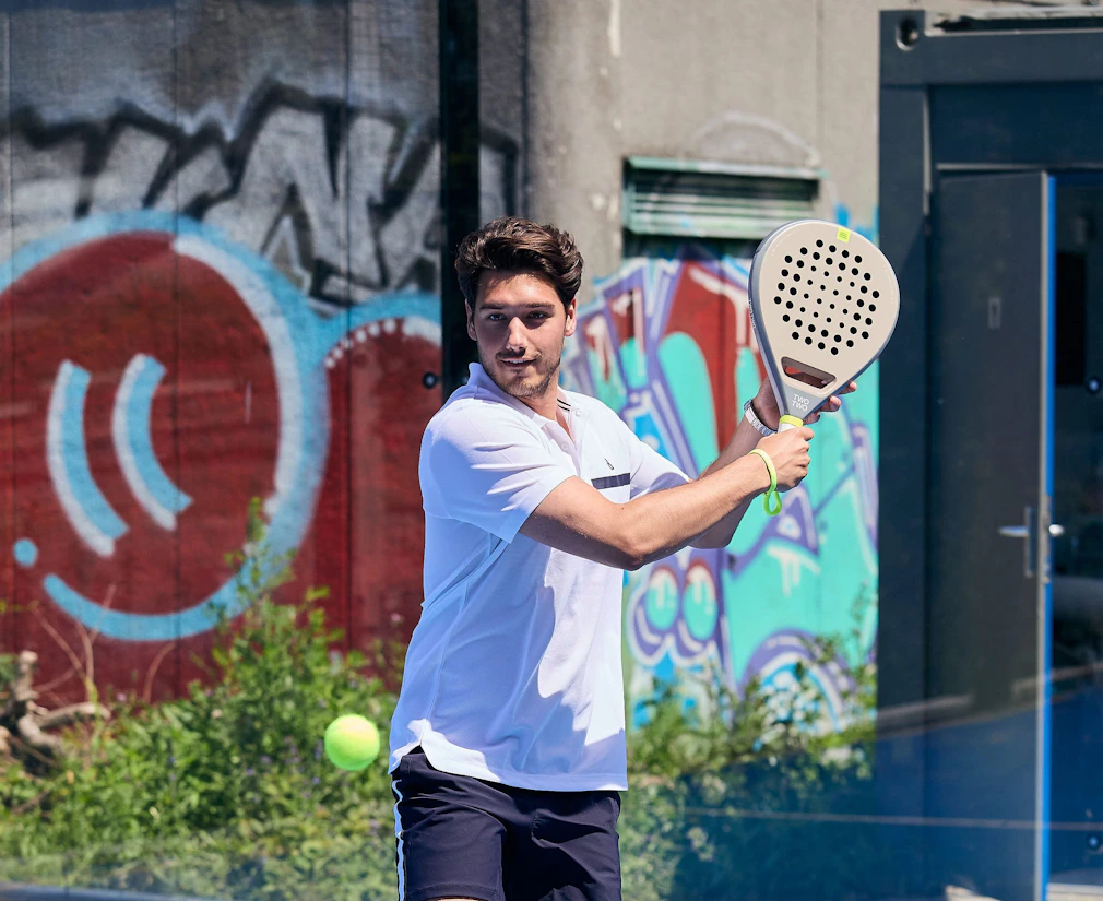 In de zomer met korting spelen bij Peakz Padel In de zomer met korting spelen bij Peakz Padel