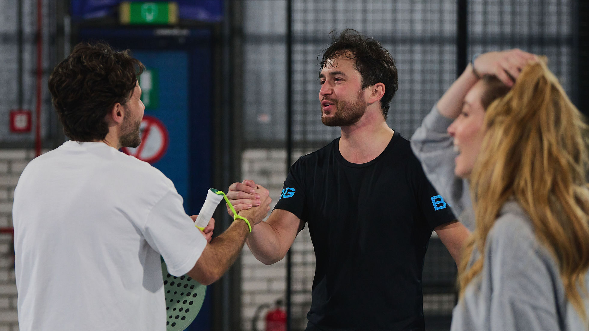 Vrienden maken op de padelbaan bij Peakz