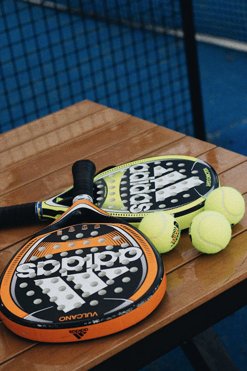 Rackets en ballen huren of kopen bij Peakz Padel Spoorzone Zwolle Rackets en ballen huren of kopen bij Peakz Padel Spoorzone Zwolle