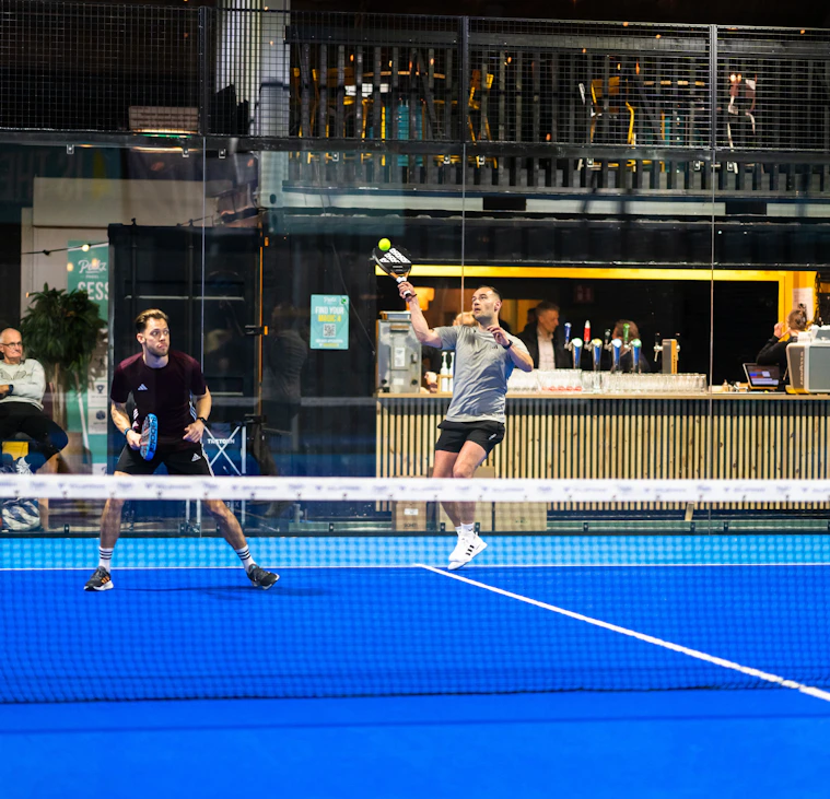 Een bedrijfsuitje bij Peakz Padel Zwolle Een bedrijfsuitje bij Peakz Padel Zwolle