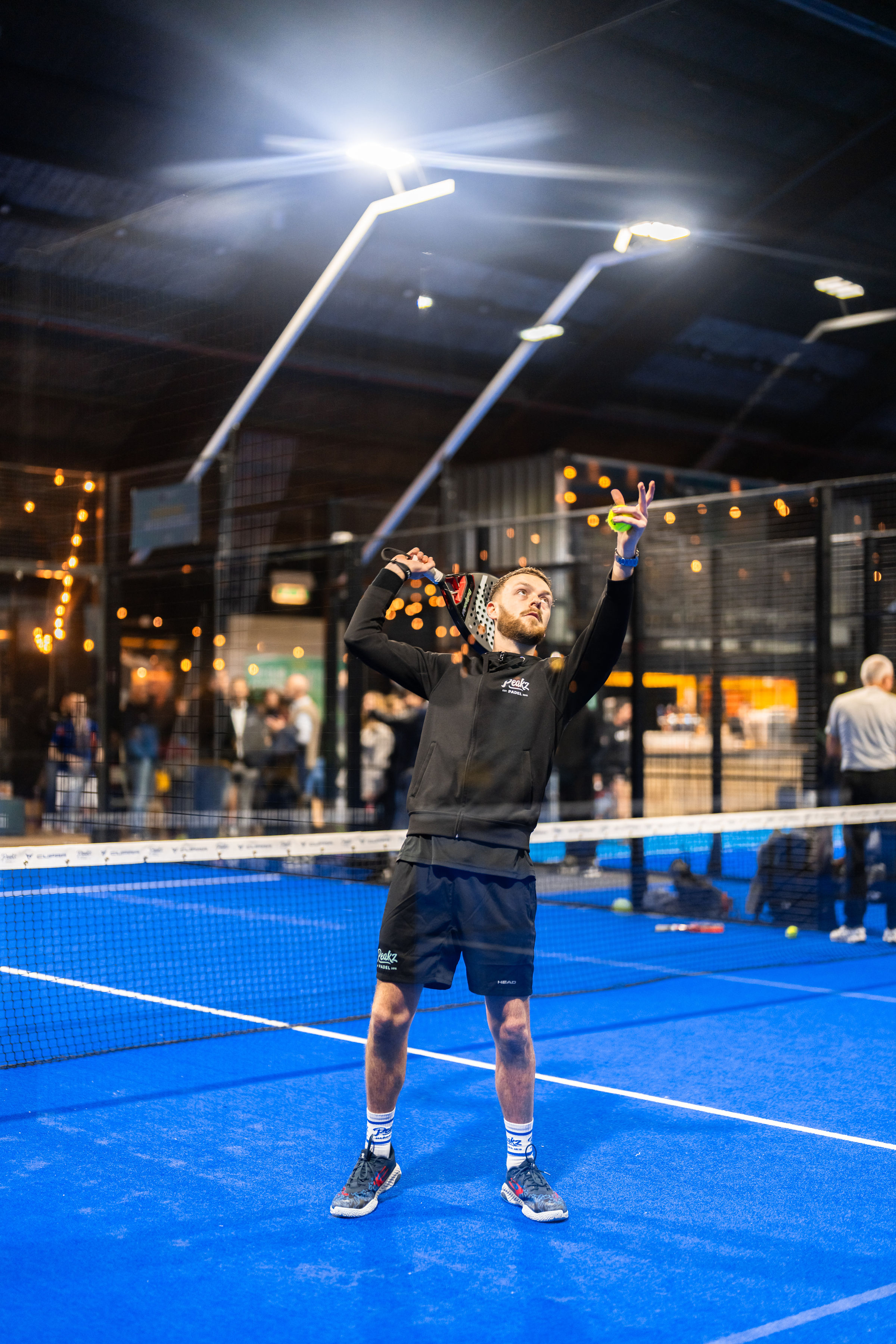 Speler oefent bij Peakz Padel Zwolle
