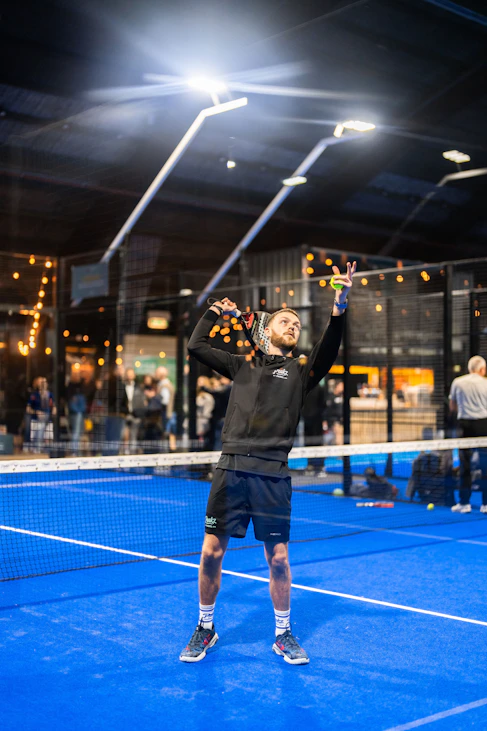 Speler oefent bij Peakz Padel Zwolle Speler oefent bij Peakz Padel Zwolle