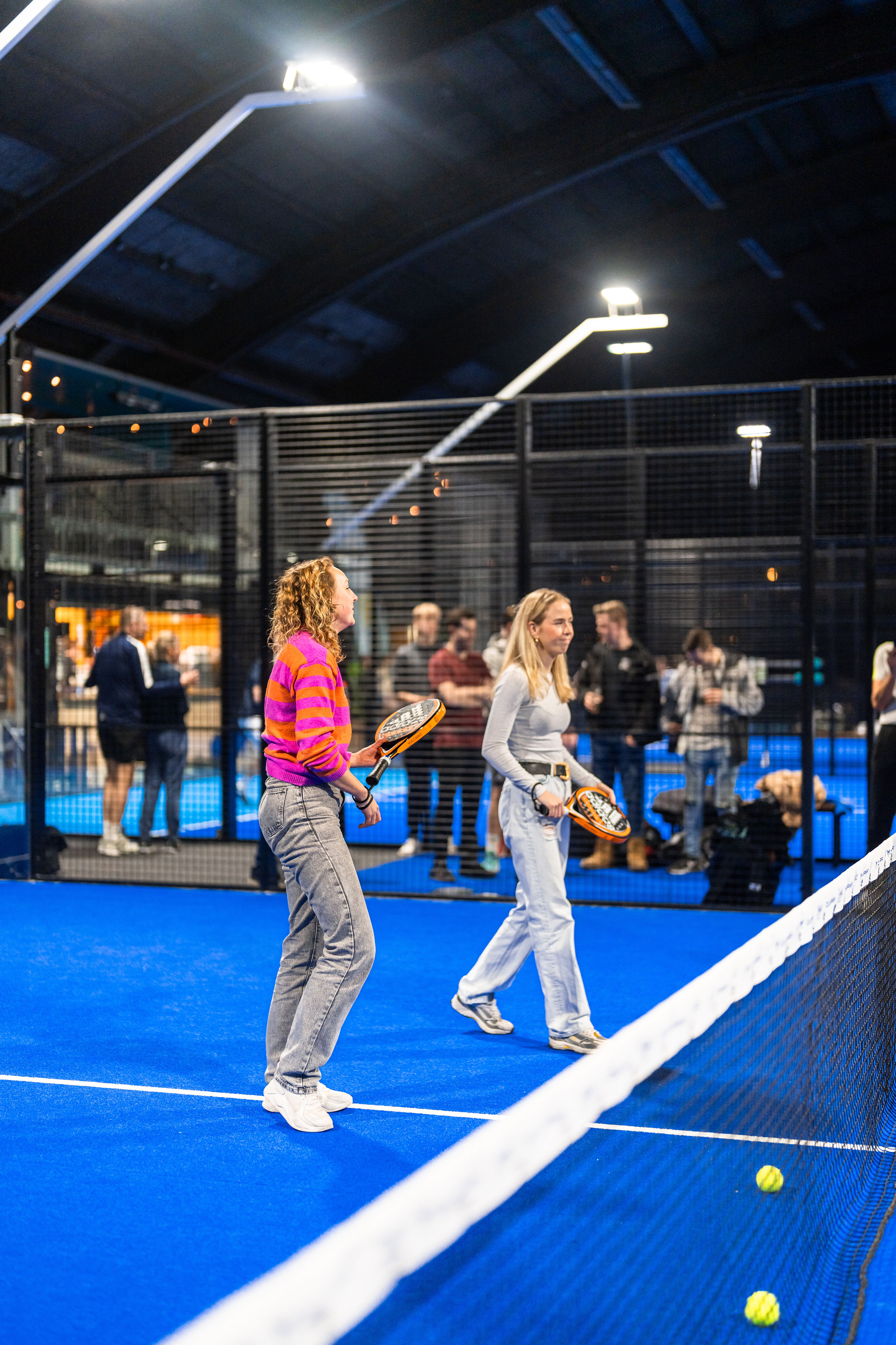 Peakz Padel speelsters proberen padel voor het eerst