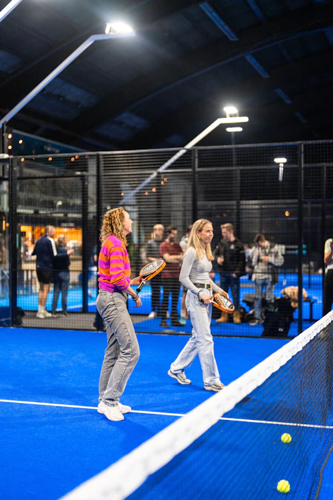 Peakz Padel speelsters proberen padel voor het eerst Peakz Padel speelsters proberen padel voor het eerst