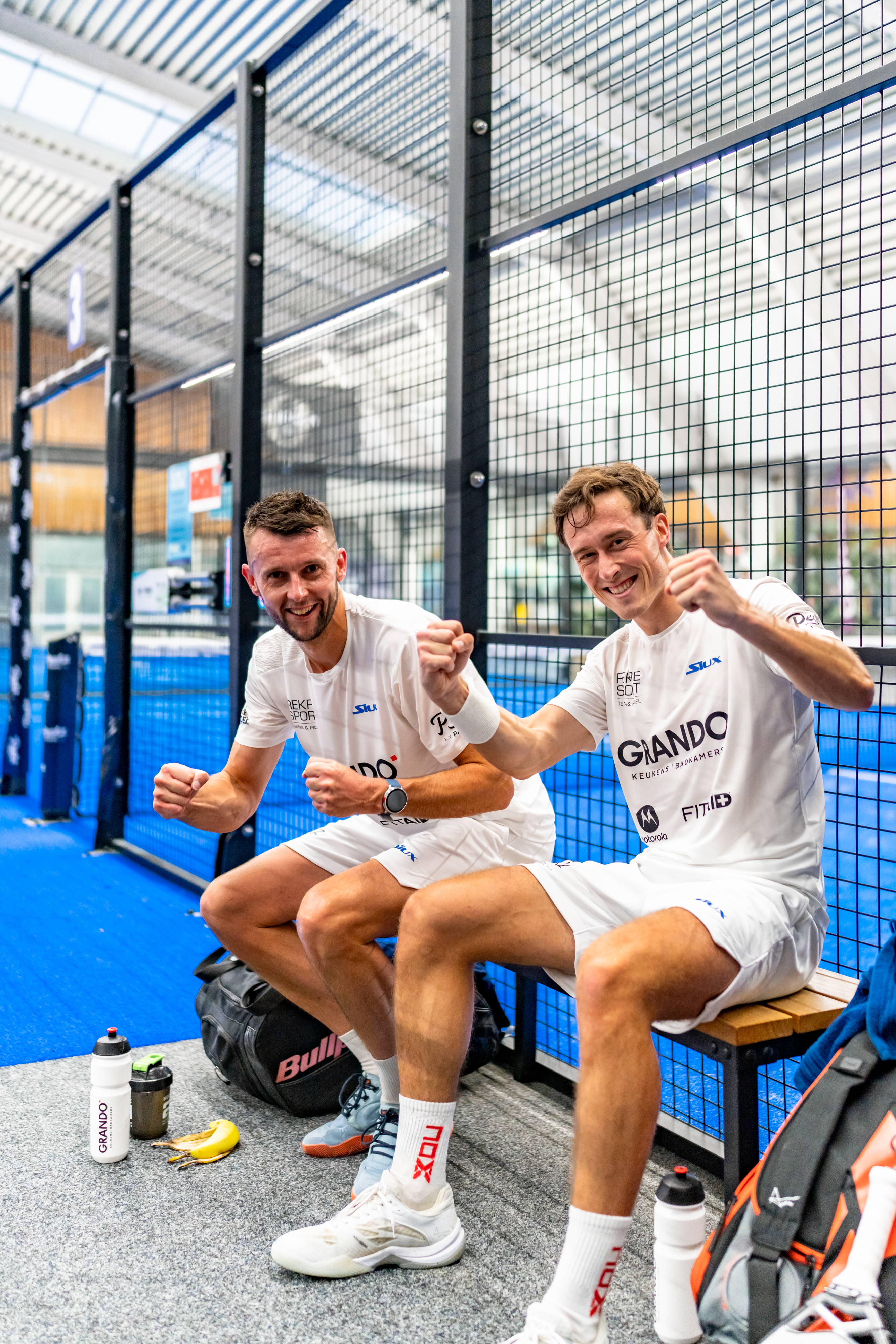 Padel spelers zijn blij na een gelukte reservering