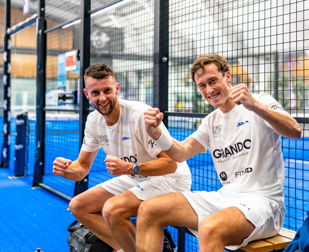 Padel spelers zijn blij na een gelukte reservering Padel spelers zijn blij na een gelukte reservering