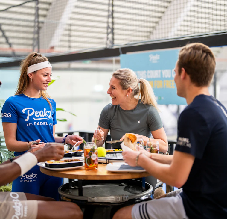 Een drankje na een padelwedstrijd in Oisterwijk Een drankje na een padelwedstrijd in Oisterwijk