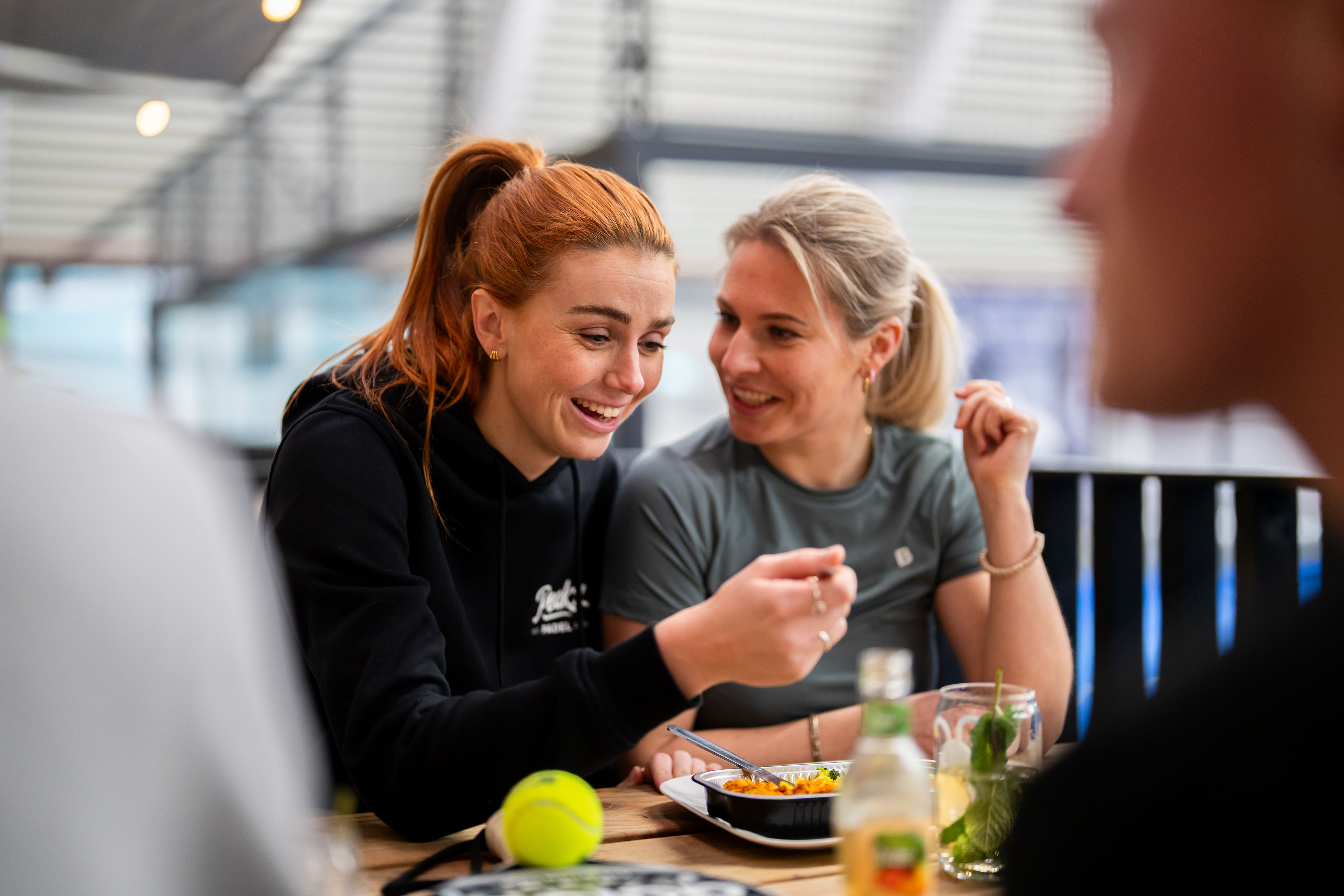 Borellen met collega's na het padellen