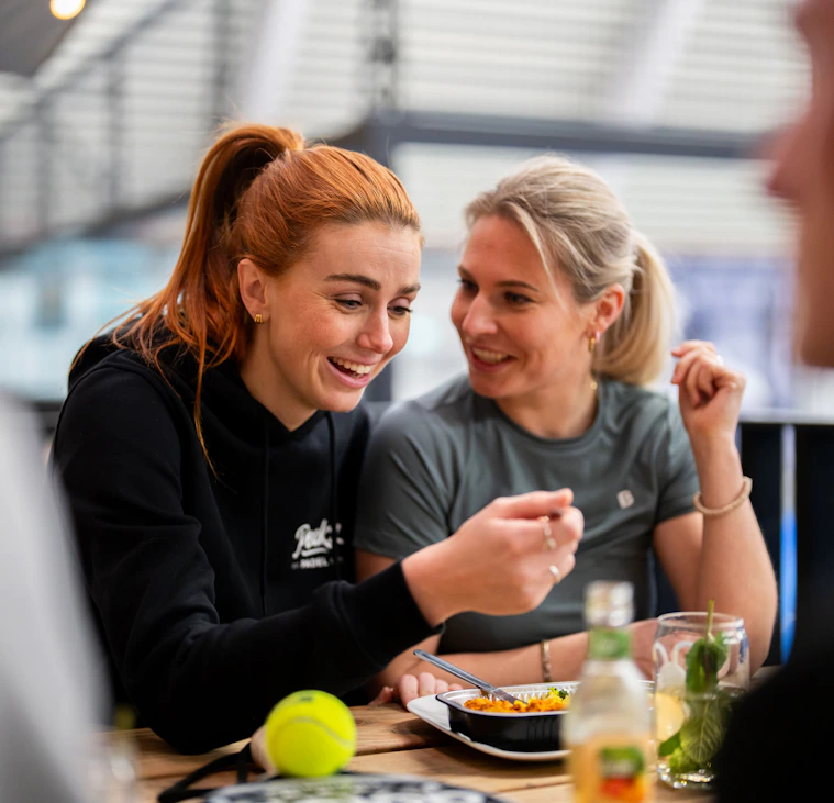 Borellen met collega's na het padellen Borellen met collega's na het padellen