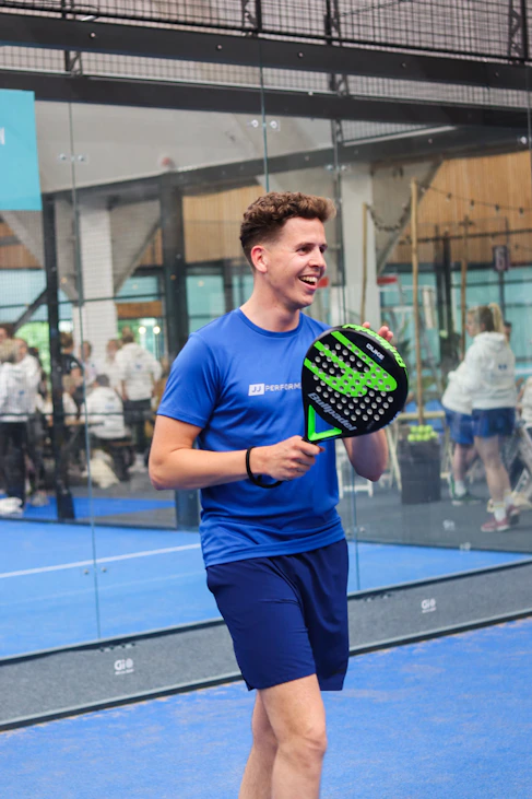 Speler klapt voor tegenstander na mooie smash Speler klapt voor tegenstander na mooie smash