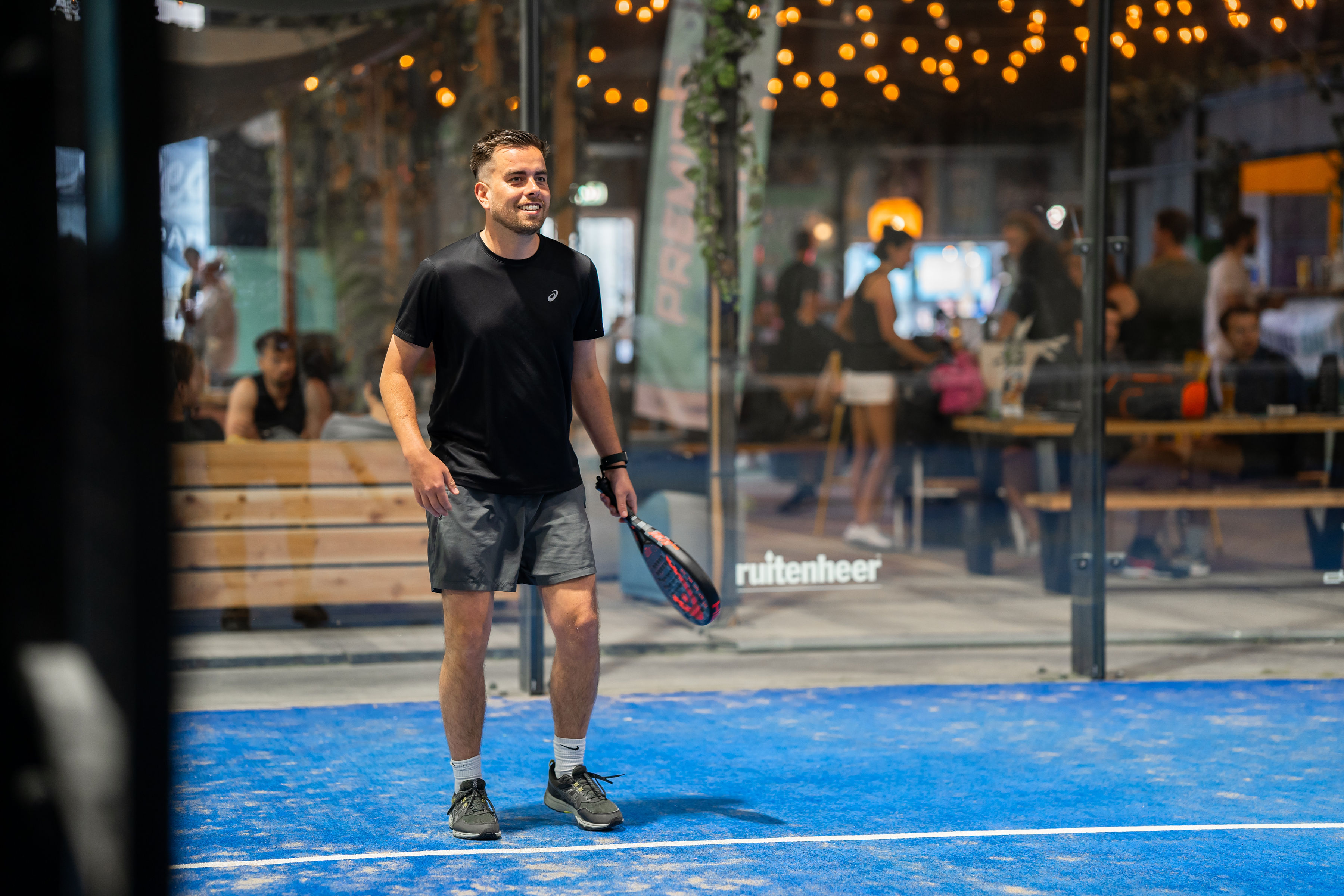 Collega speelt padel bij Zeehaenkade Utrecht