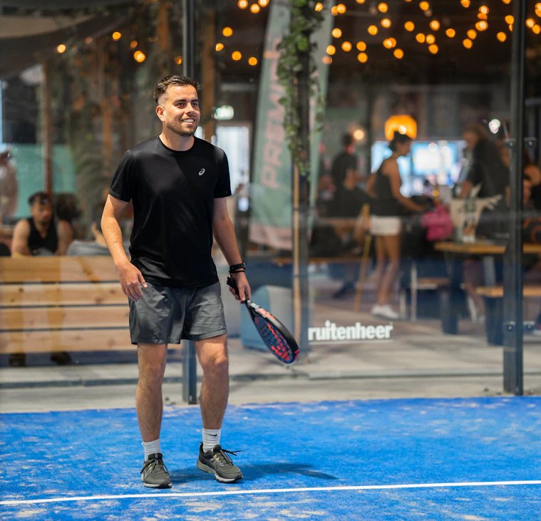 Collega speelt padel bij Zeehaenkade Utrecht Collega speelt padel bij Zeehaenkade Utrecht