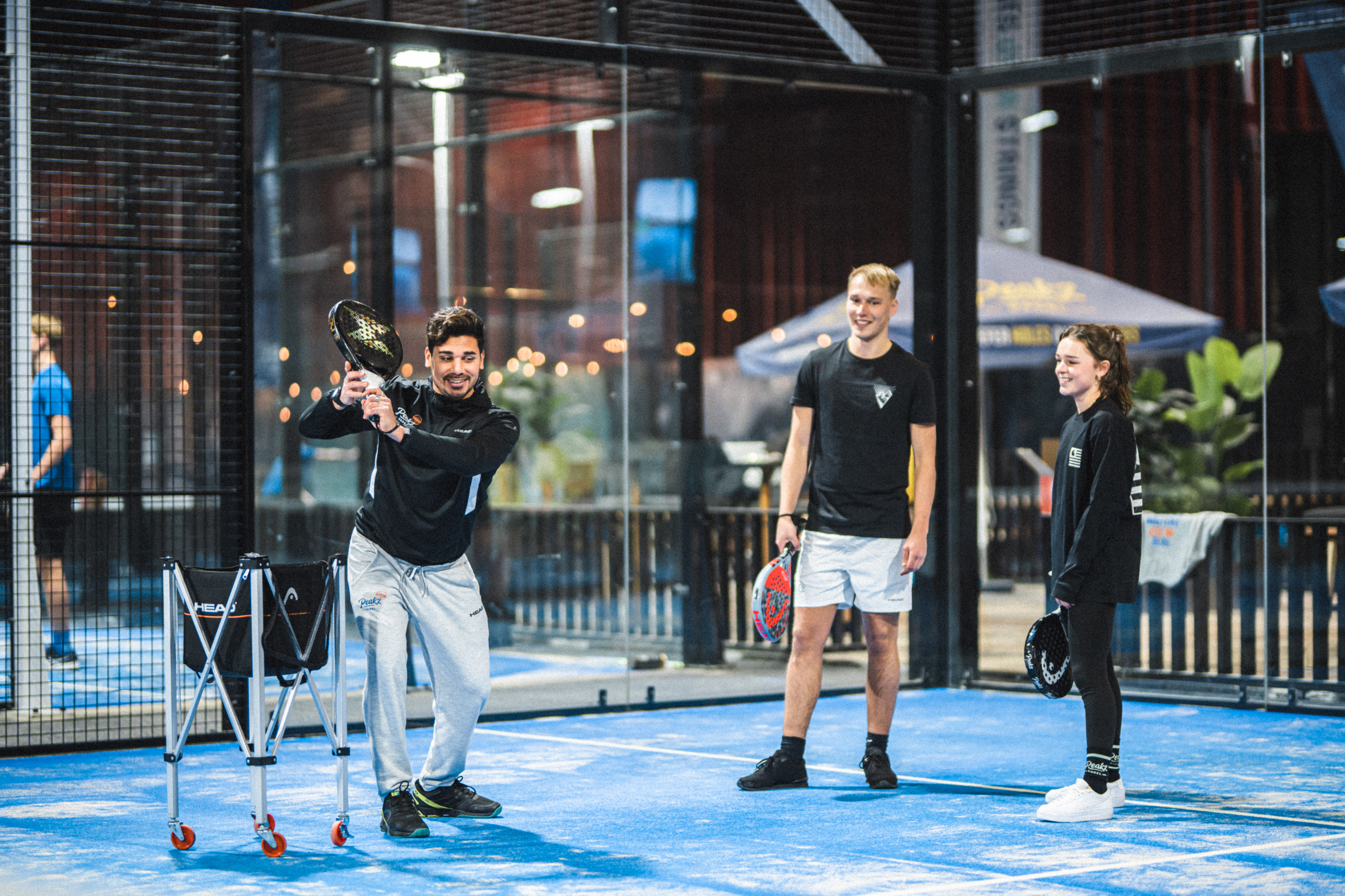 Beginnende padellers krijgen les van padelcoach
