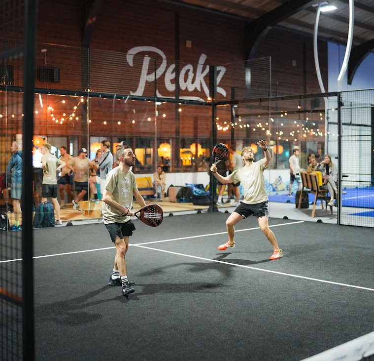 Padelbaan in Heemskerk bij Peakz Padel Padelbaan in Heemskerk bij Peakz Padel