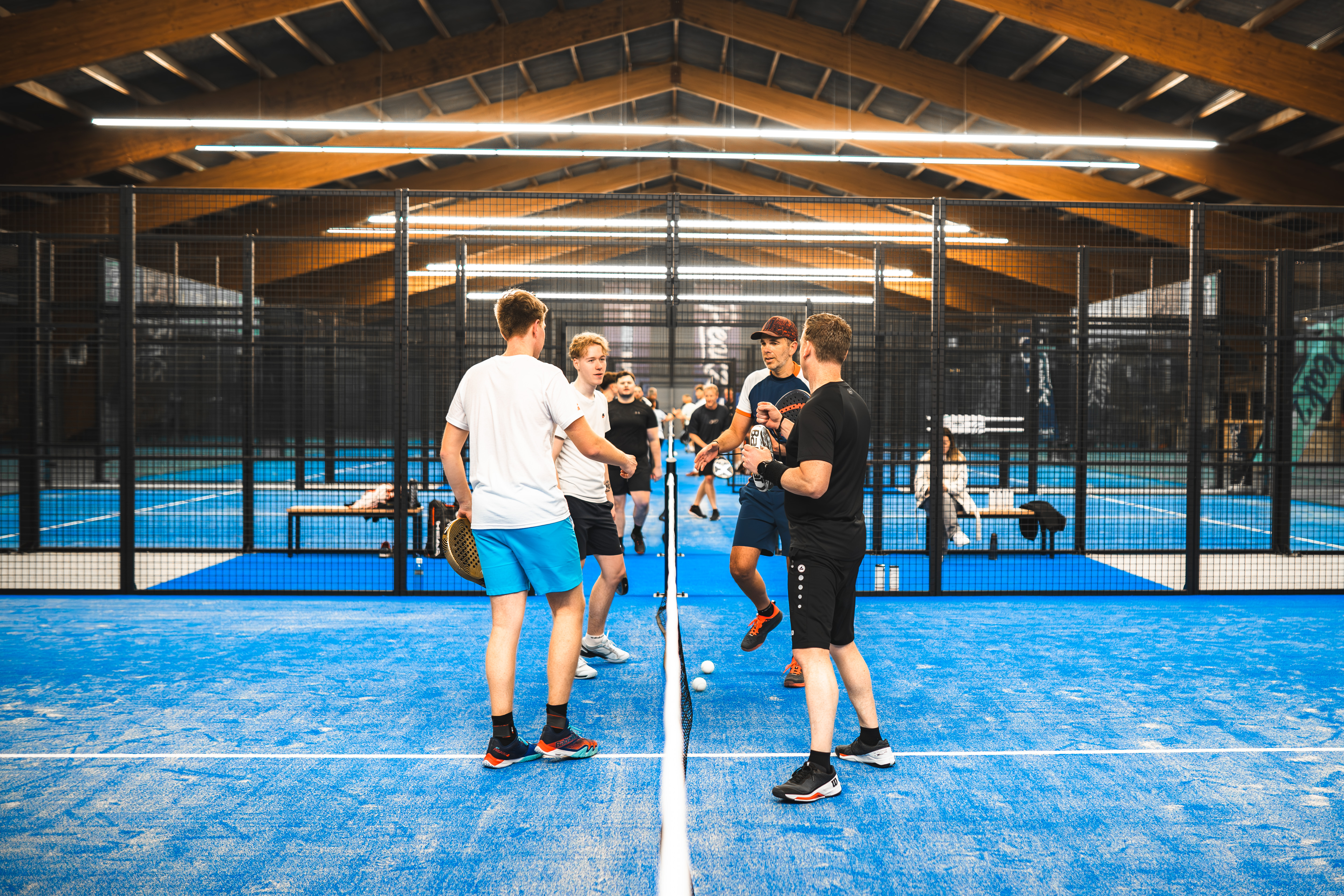 Padellen bij Peakz Padel Heerlen