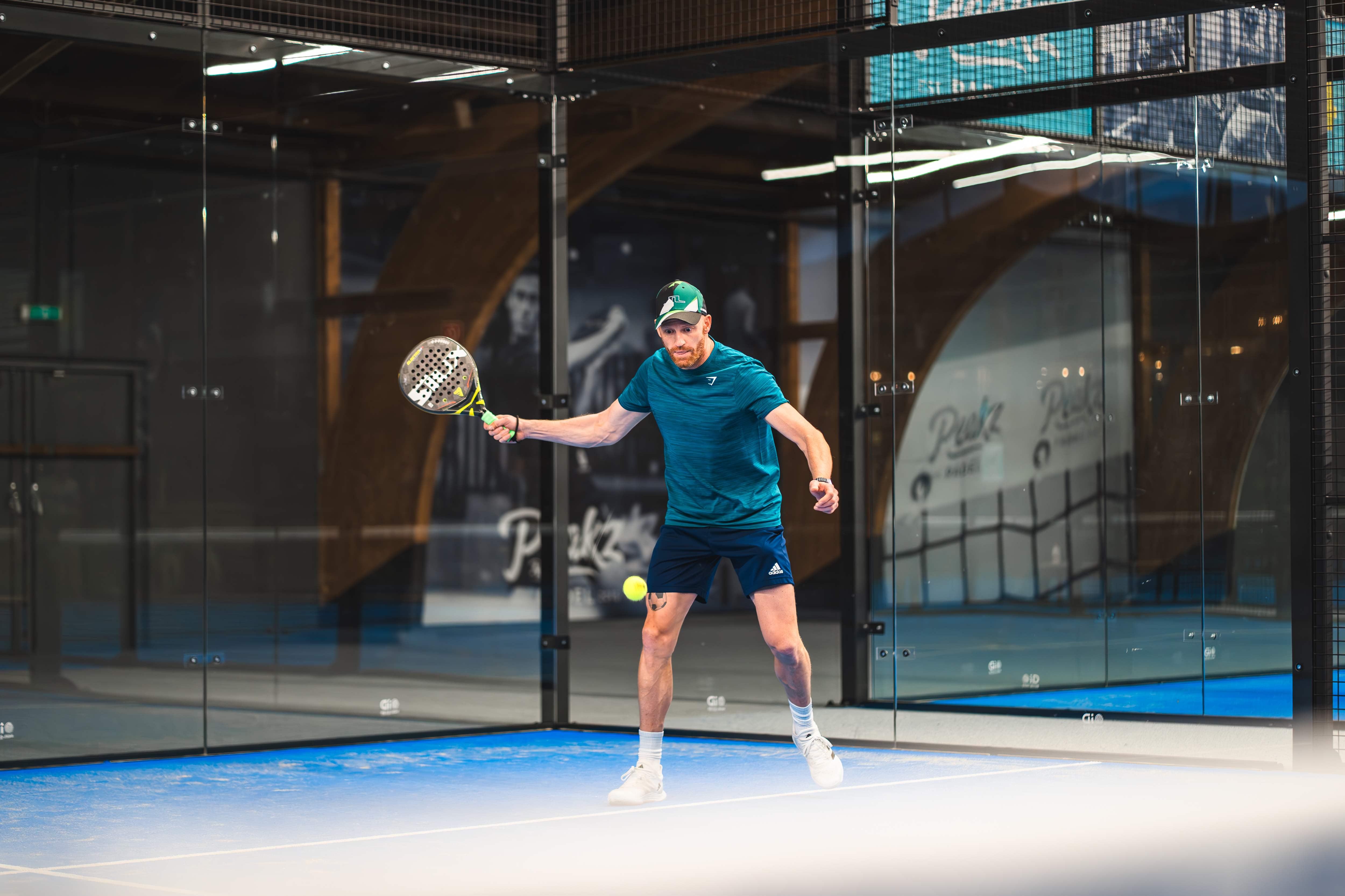 Padel in Heerlen bij Peakz Padel