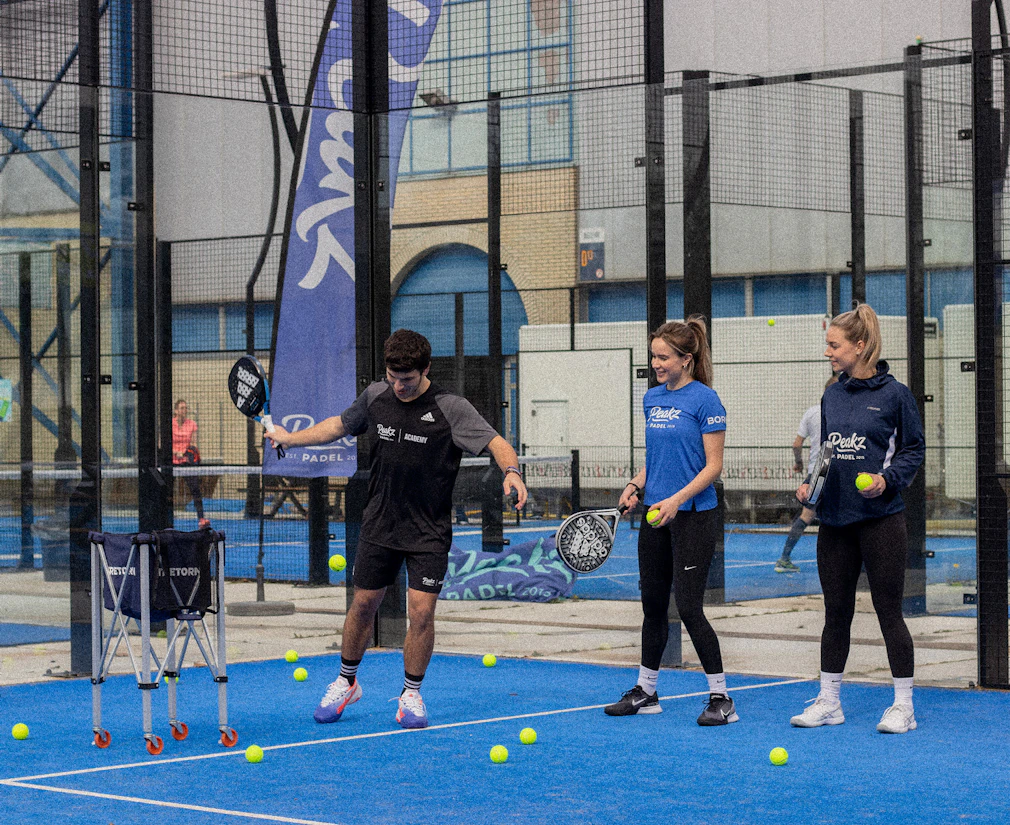 Padeltrainer geeft padelles Padeltrainer geeft padelles