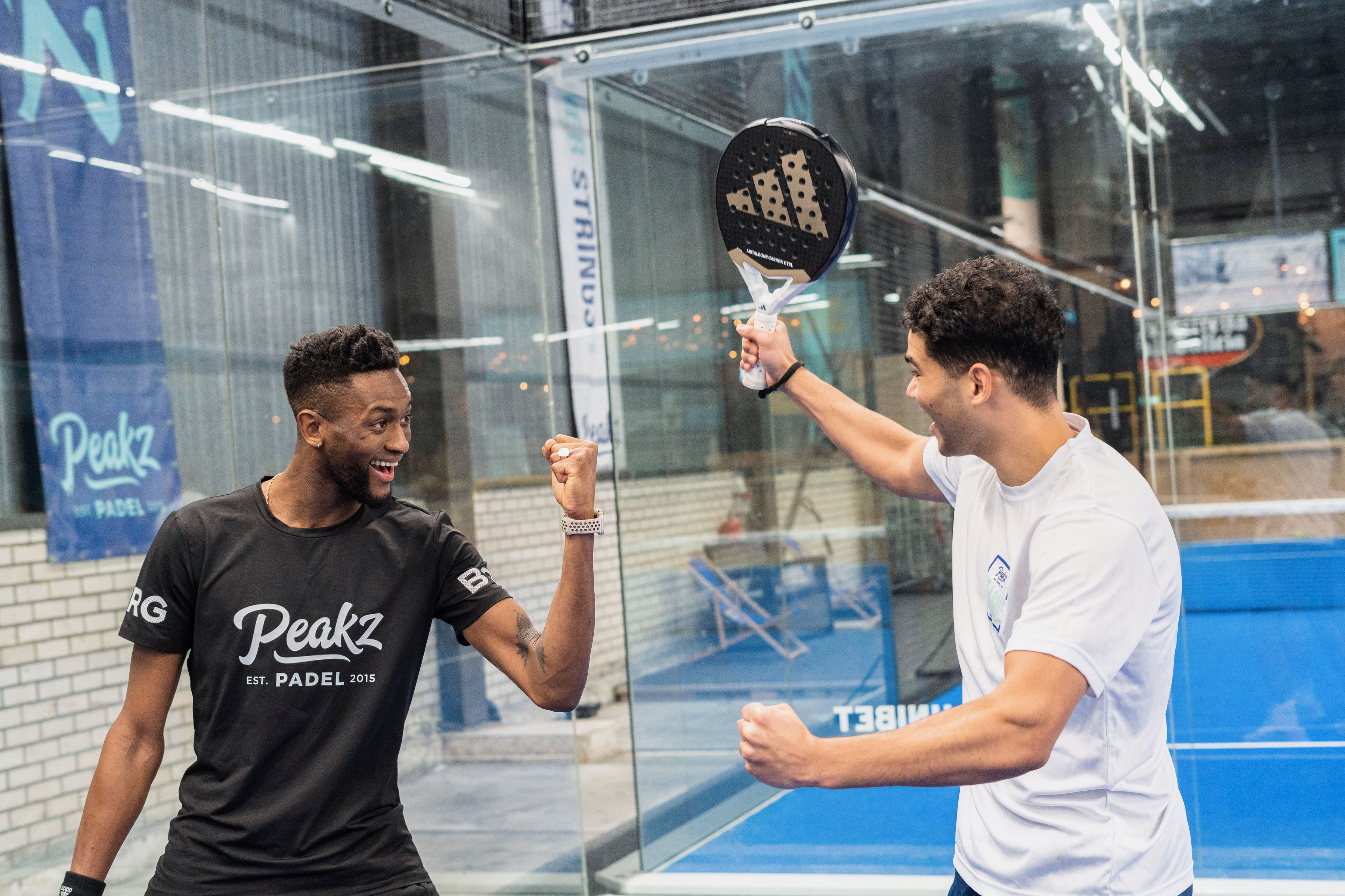 Spelers juichen tijdens padel Super Sunday  