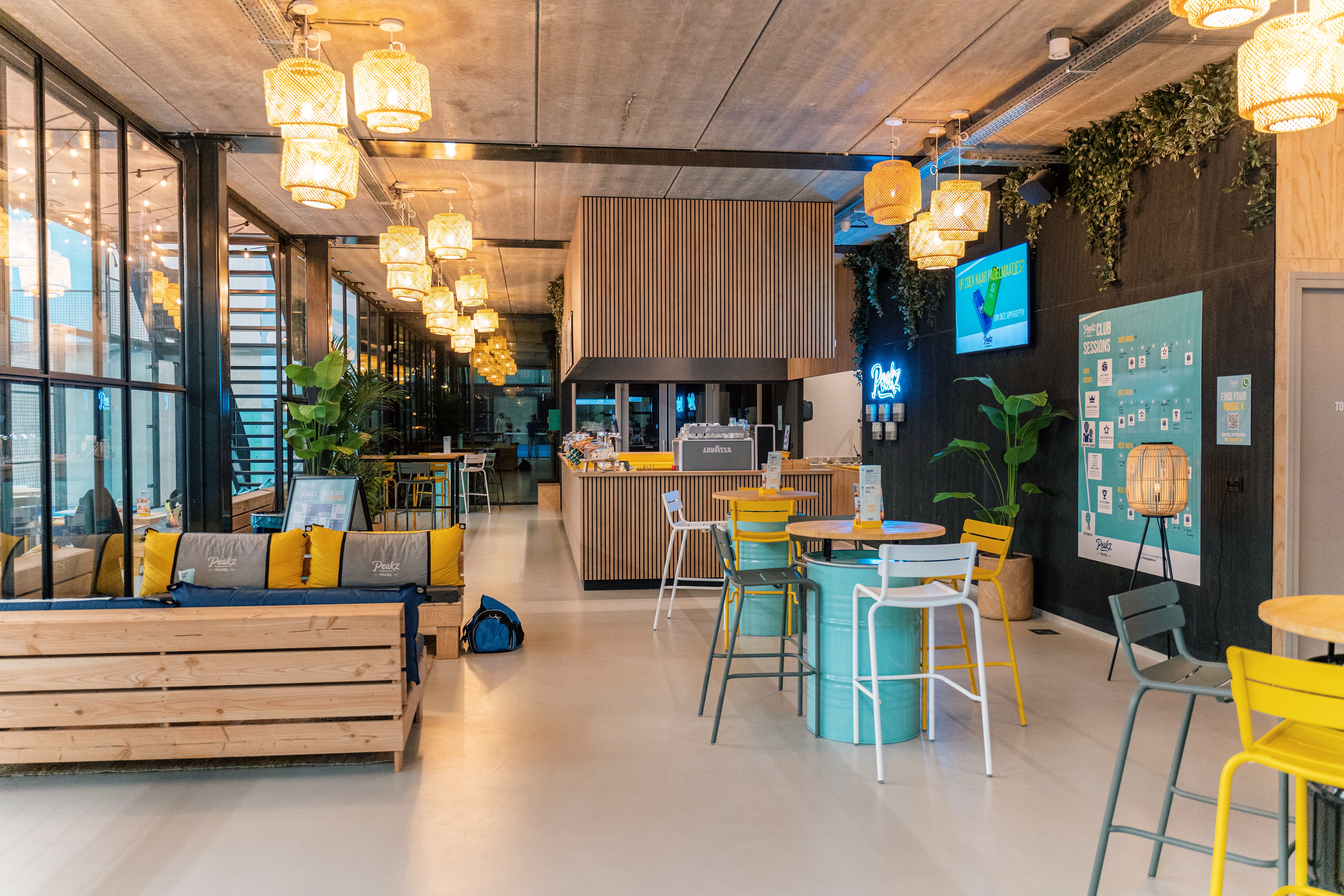 Drankje in Zutphen doen bij Peakz Padel